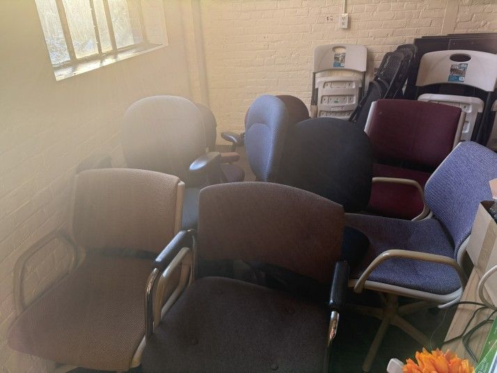 FREE OFFICE CHAIRS And TABLES– PICKUP TOMORROW (SPRINGFIELD, MA)