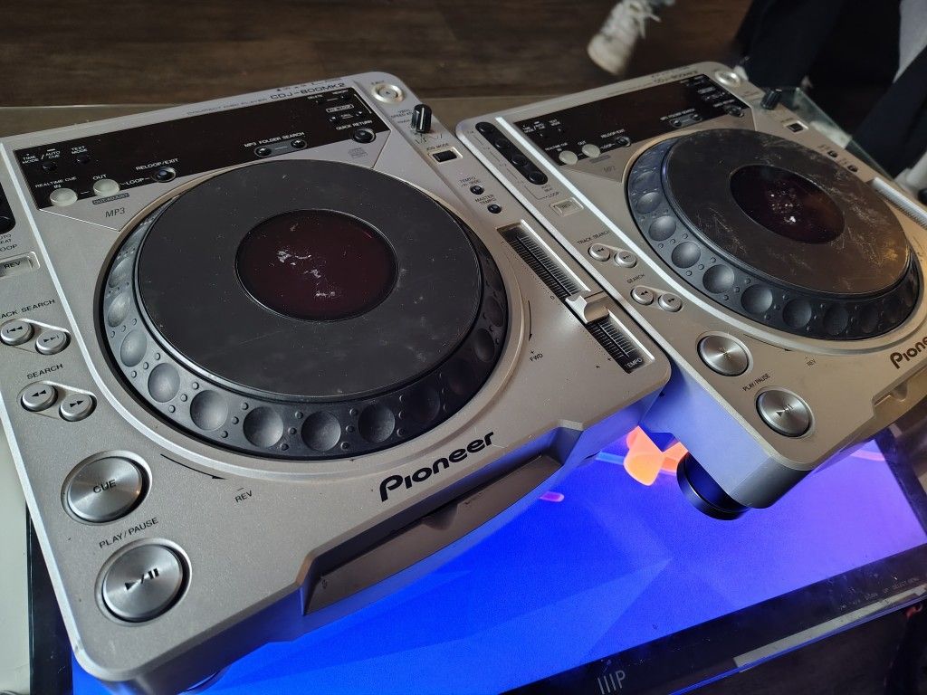 2 Pioneer CDJ-800MK2 DJ Turntables