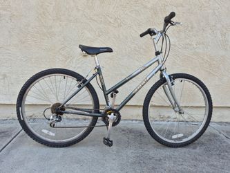 Trek Mountain Track 820 Mountain Bike 21 speed. READY TO RIDE!!! HYBRID, CITY COMFORT COMMUTER. Made in USA.