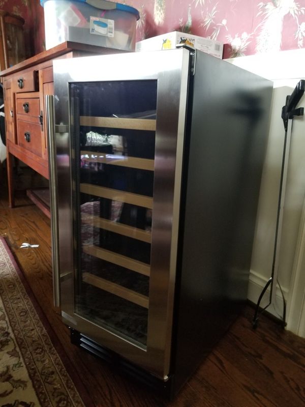 REDUCED Whirlpool 34Bottle Capacity BlackOnStainless BuiltIn