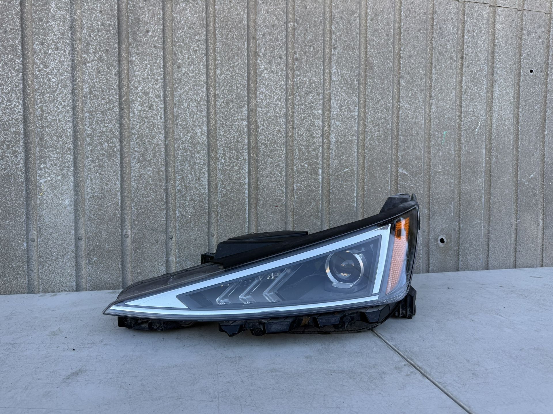 2019 2020 Hyundai Elantra Headlight Headlamp Left Driver Side LH Used original OEM *BOTTOM CRACK At Lens 
