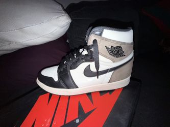 9.5 jordan 1 mochas
