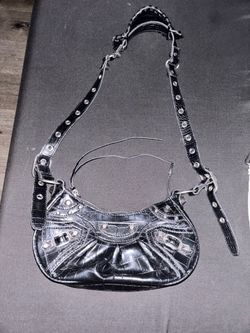 black shoulder bag