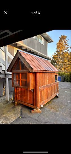 Pet/chicken coop house .