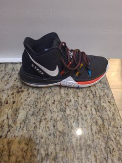 SUPER RARE "Friends Edition" KYRIE IRVINGS 8.5