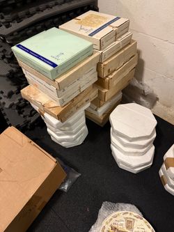 LARGE BULK LOT ā VINTAGE & COLLECTIBLE DECORATIVE PLATES ā ORIGINAL BOXES & PACKAGING