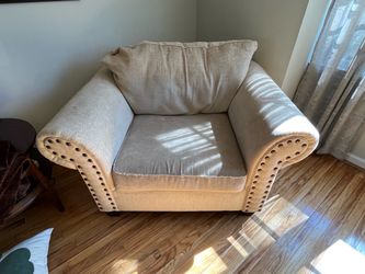 Big button chair! Must go!