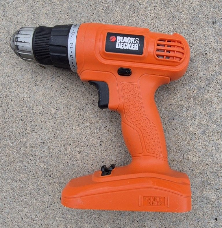 BLACK   &  DECKER   DRILL  WITHOUT  BATTERY 
