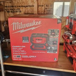 Milwaukee Inverter Generator M18 CARRY-ON Lithium-Ion Power Supply