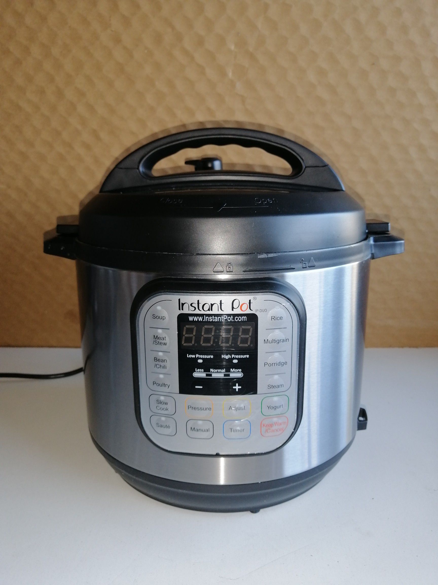 Instant Pot IP-DUO60 V2 Programmable Electric Pressure Cooker, 6Qt, 7 in1 Cooker.