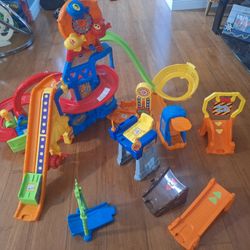 V tech race and play track