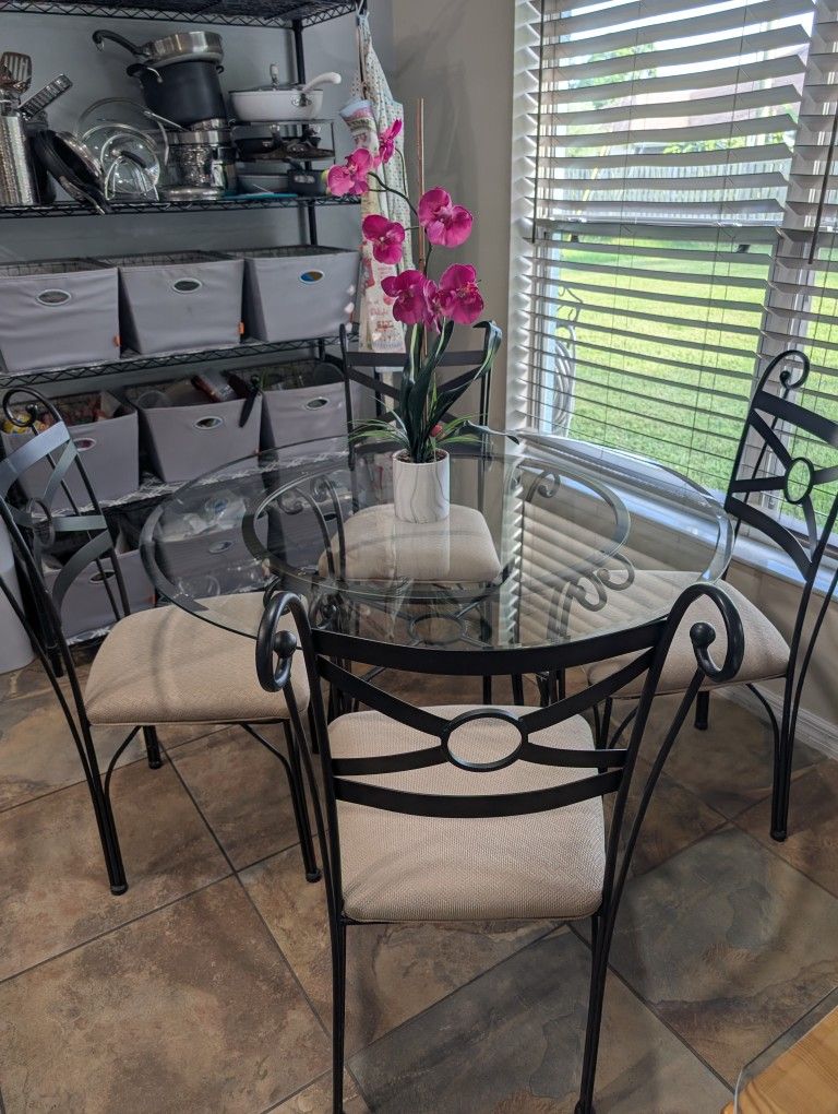 KITCHEN TABLE SET WITH 4 CHAIRS