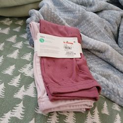 2 Pair Of Leggins