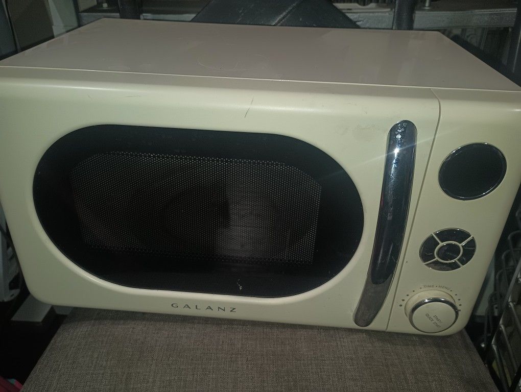 Galanz 0.7 Cu ft Retro Countertop Microwave Oven