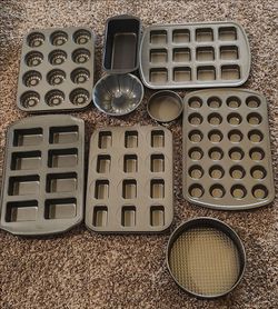 Nice Lot of Pre-owned Bakeware - Muffins, Mini Loaves, Cupcakes, Mini Cake Pans, All Non Stick