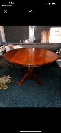 Round Oak Pedestal Dining Table
