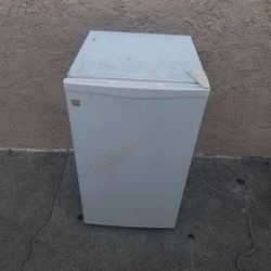 GE Mini Fridge 