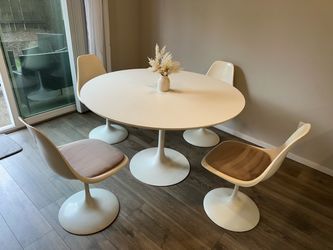 Vintage Mid century Eero Saarinen style tulip dining set