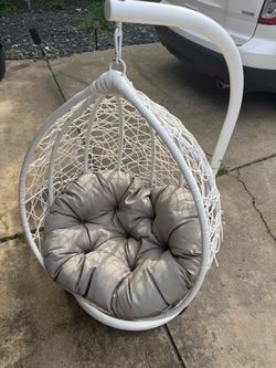 Child egg swing