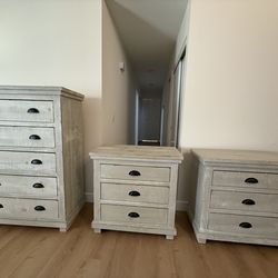 Bedroom Set - 5-Drawer Chest & Nightstands (Set of 2)