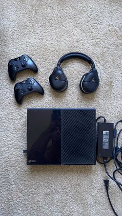 XBOX ONE WITH 2 WIRELESS CONTROLLERS AND WIRELESS TURTLE BEACH HEADPHONES