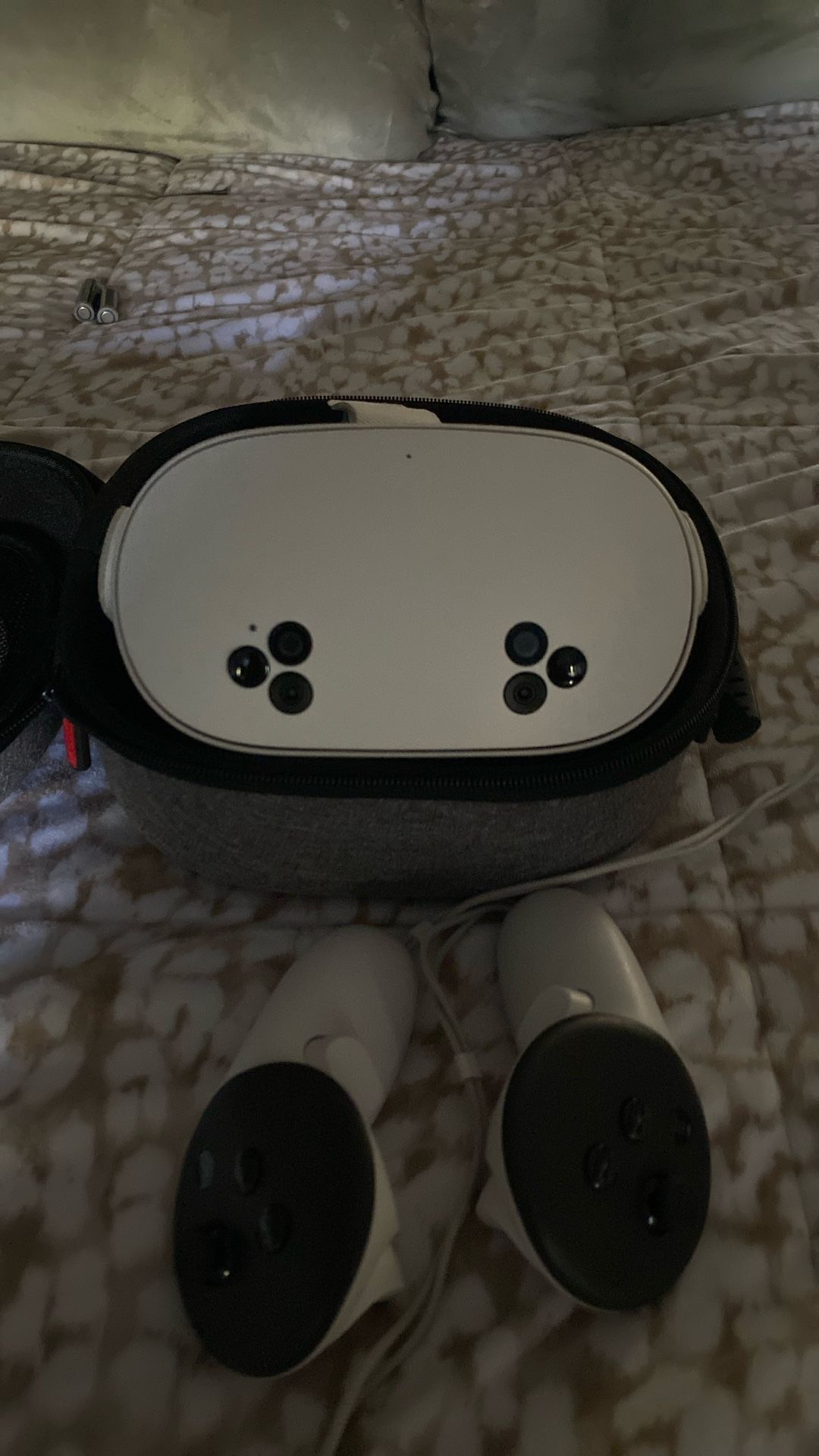 Vr Headset 3S For Sale(comes With A Case And Charger ππ