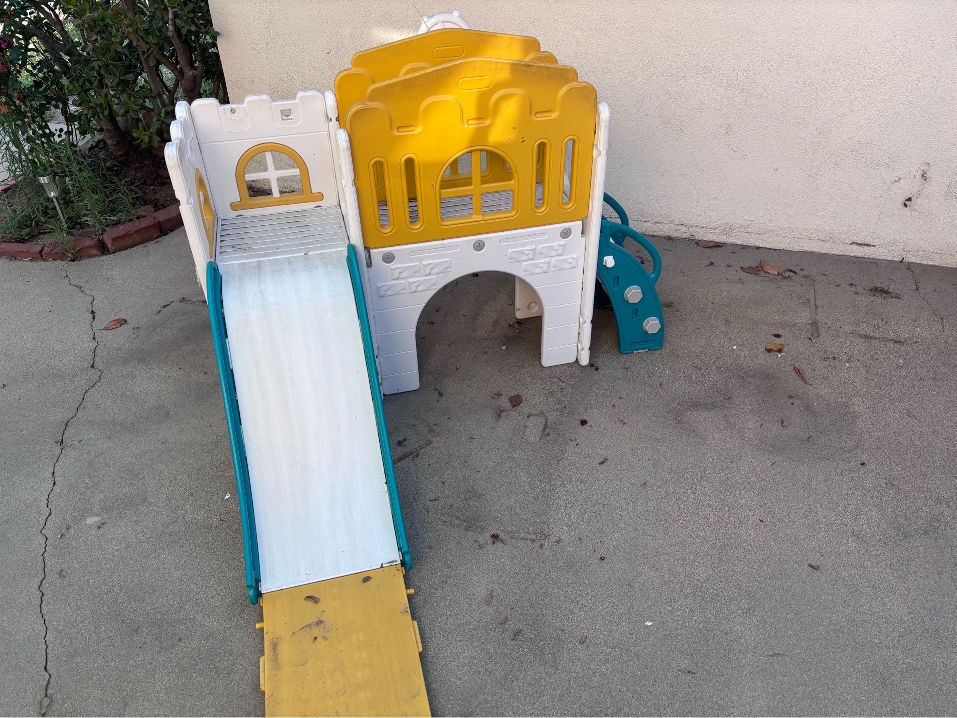Kids play structure