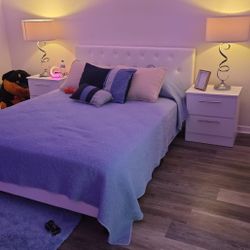 QUEEN SIZE BED AND TWO NIGHTSTANDS  ( MATTRESS NOT INCLUDED) 🆕️ 