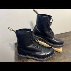 Dr. Martens AW004 Lace Up Black Leather Combat Boots Sz 9 Air Cushion Sole 1460W