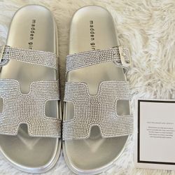 New Madden Girl silver, reinsthones slip on sandal sz 9
Nuevas sandalias plateadas reinsthones sz 9