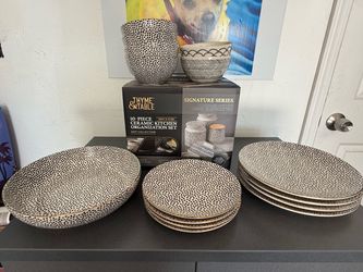 Adorable Dish Set - Excellent Condition!