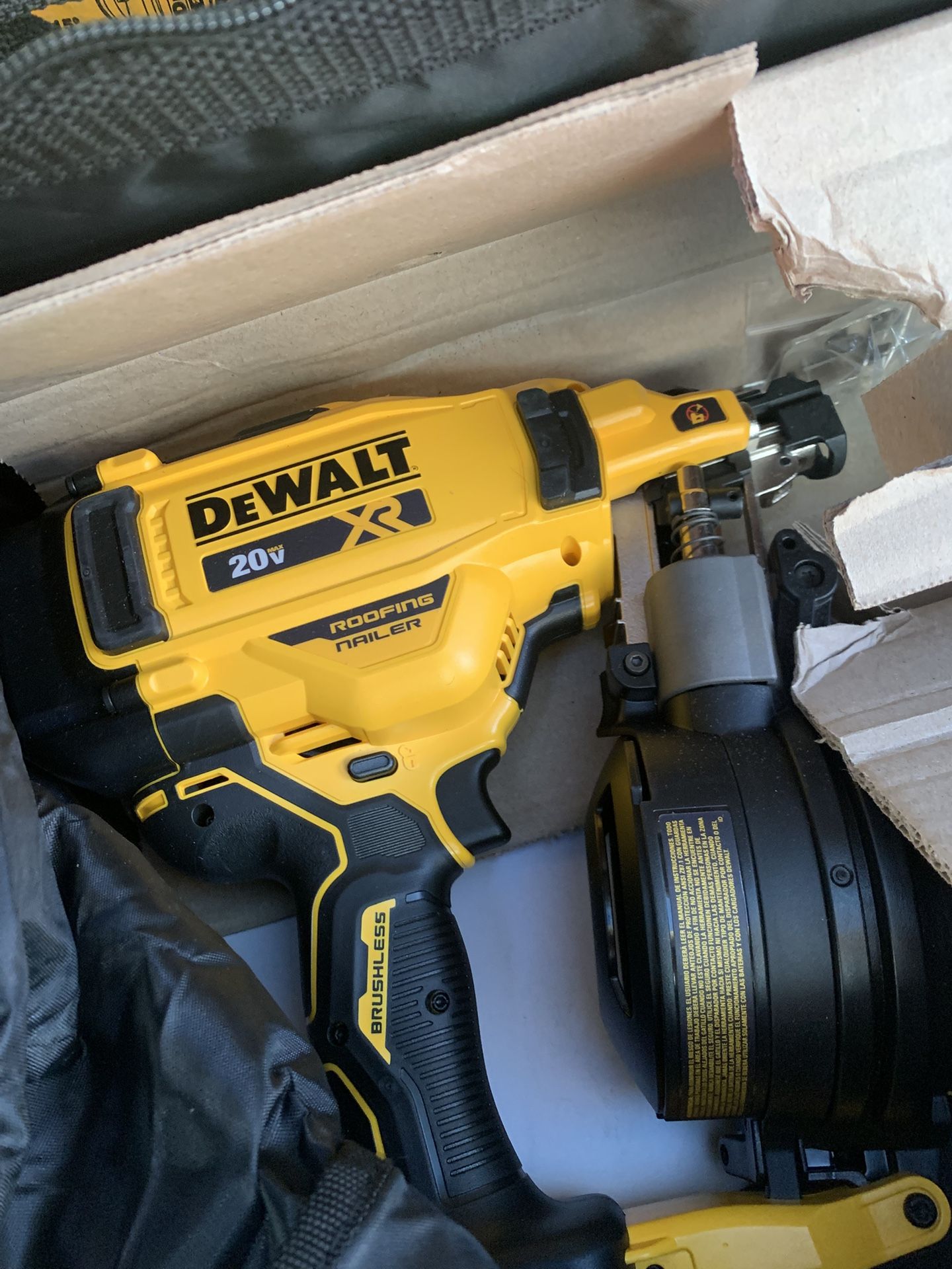 Dewalt 20V MAX Roofing Nailer New 