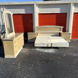 King Size Bedroom Set With Boxsprings and Mattress (Read Description Delivery Available)