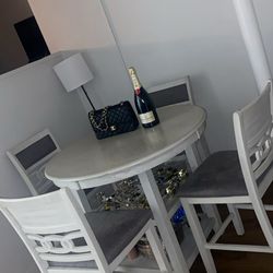Table set with 4 chairs