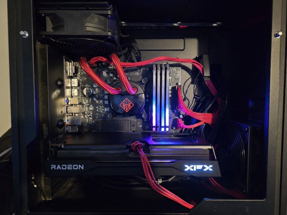 Awesome Gaming Desktop with Stealth Cube Design