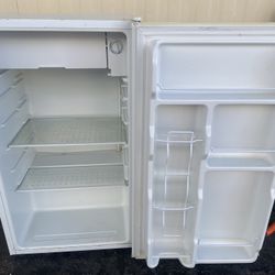 Igloo Refrigerator Small Size Work Great 