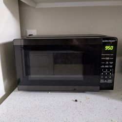 Hamilton Beach 0.9 Cu ft Countertop Microwave Oven, 900 Watts