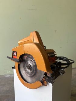 Vintage Black & Decker 7 1/4” Circular Saw