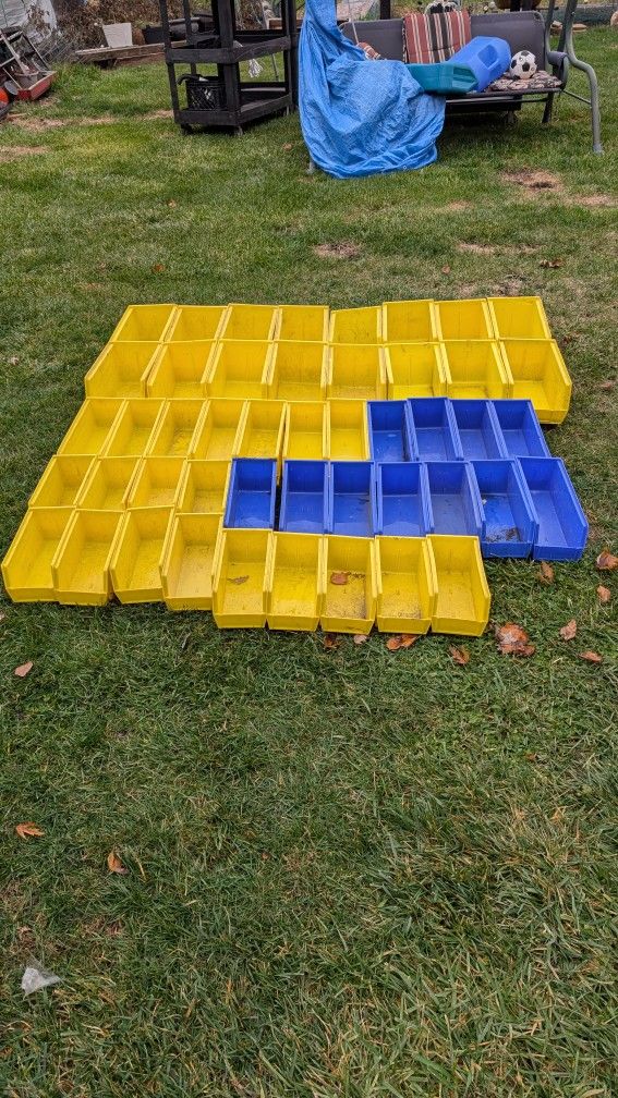 Akrobins total (47) (16) yellow 14"x8¼"x7" (7) yellow 15"x5¾"x5" (11) blue 15"x5¾"x5" (13) yellow 11"x5½"x5"