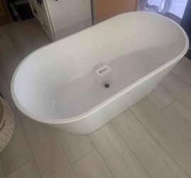 White Freestanding Soaking Bathtub
