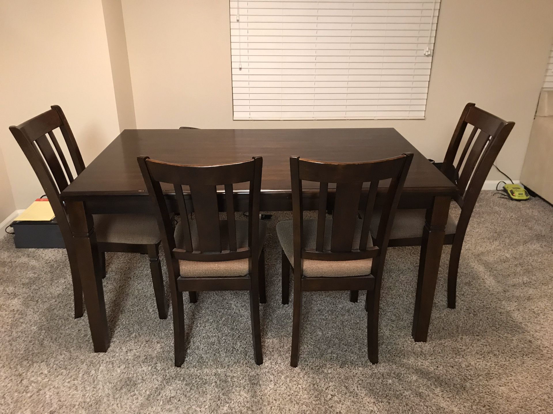 Beautiful Dining Room Set / seats 6 with Bench. Cool look. Excellent Condition !