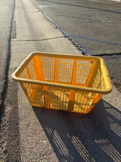 Vintage Rubbermaid rectangular laundry basket