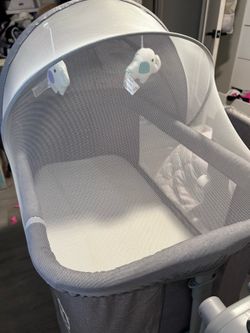 Self rocking bassinet