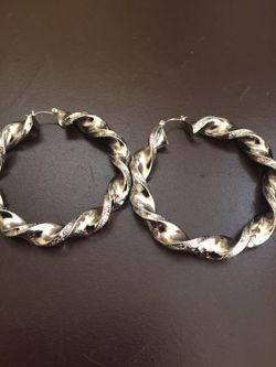 Earrings hollow and light weight