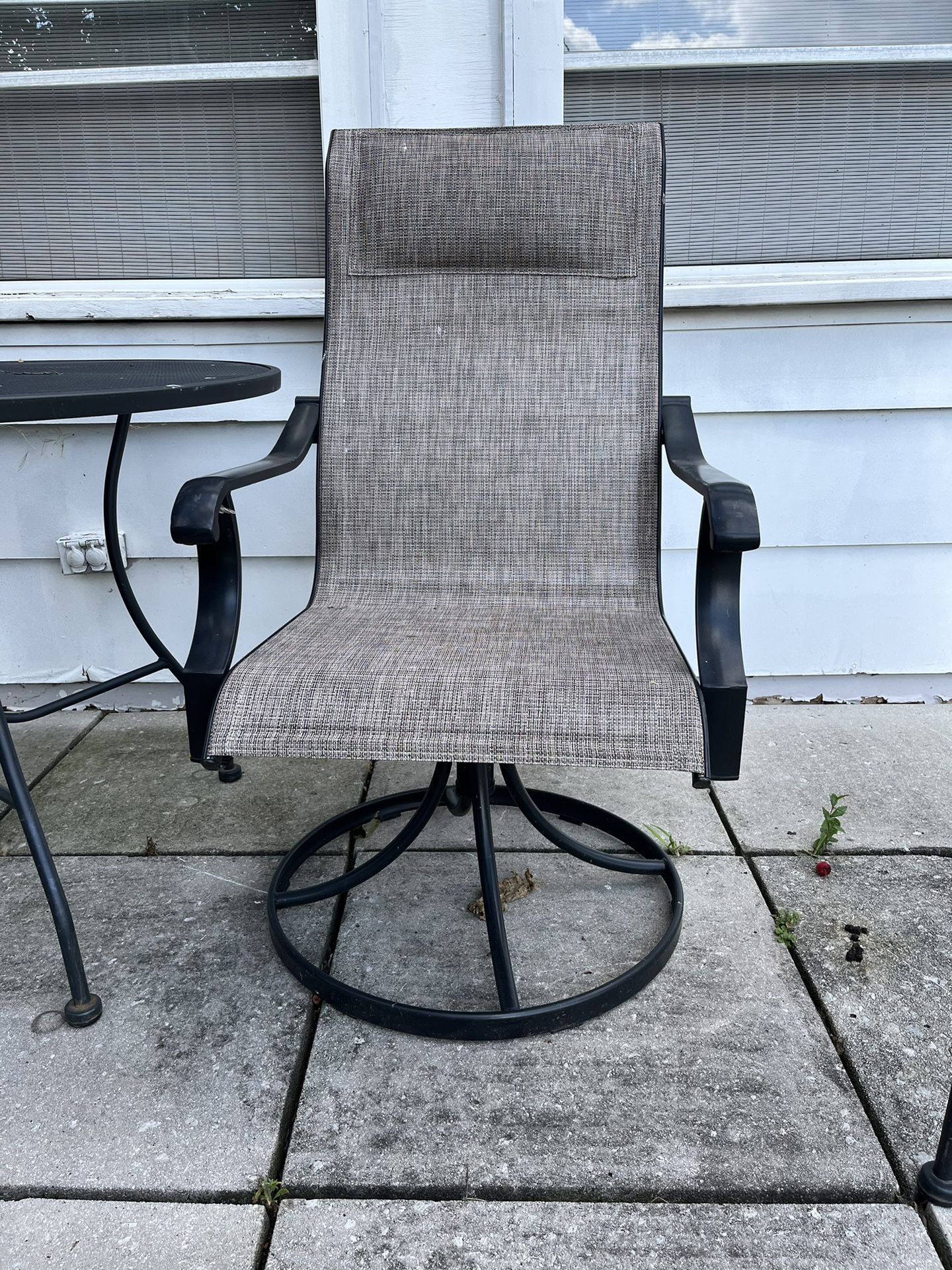 4 Outdoor Patio Chairs & Umbrella