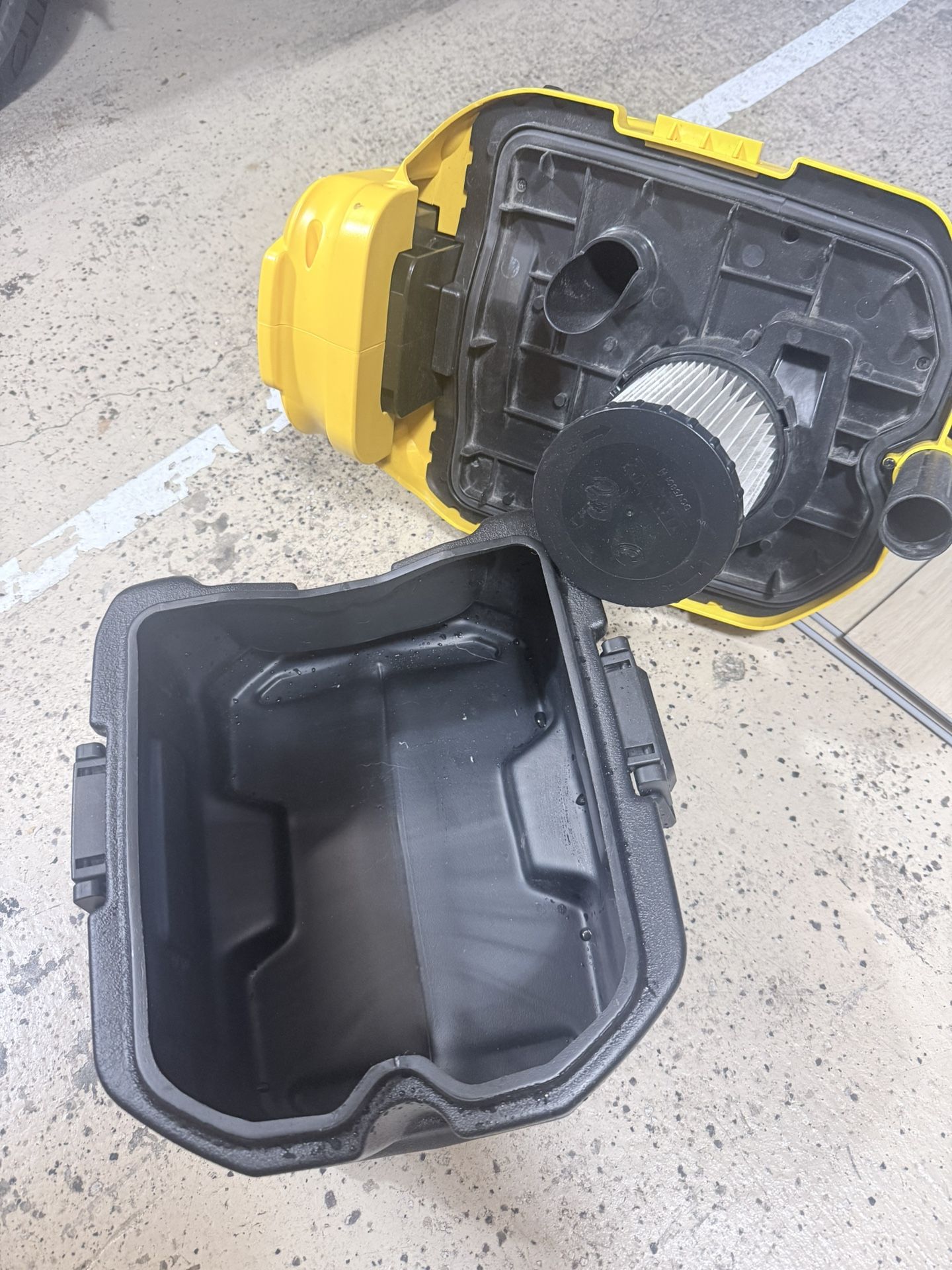 DEWALT DCV581H 2 Gallon Cordless/Corded Wet-Dry Vacuum – $70
