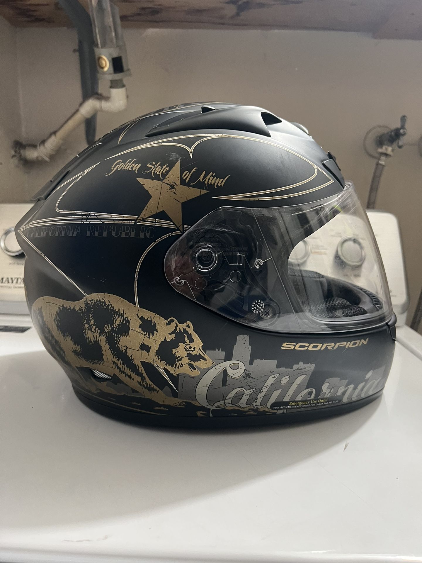golden state motorcycle helmet Ff 98 Aftershock Grey/Metallic Gold XL El arte destacado se combina con la calma diseada Scorpion EXO-T520 Golden State Motorcycle