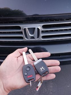 Car Keys And Remotes  / Llaves De Carro Y Controlles