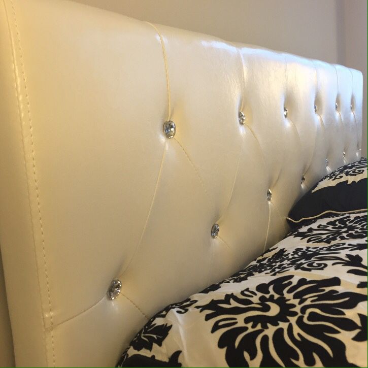 New White Crystal Tufted Queen Bed