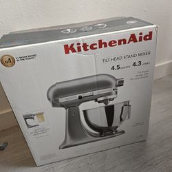 Brand new Kitchenaide 4.5 quart mixer